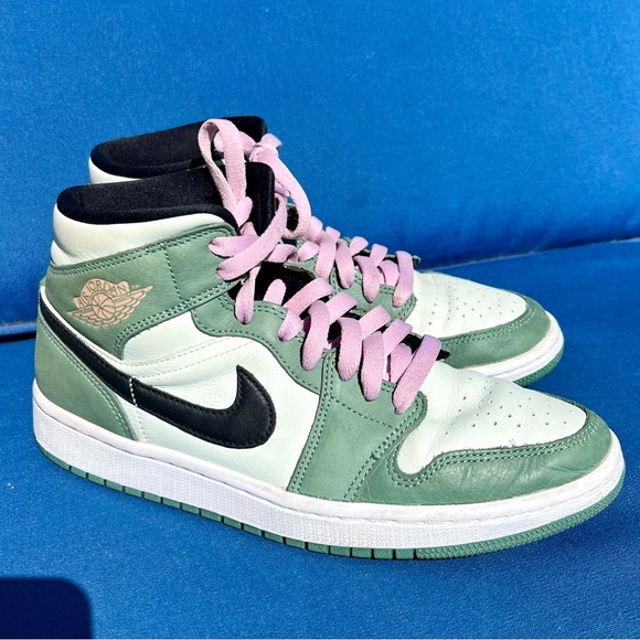 Nike Air Jordan 1 Mid SE Dutch Green Leather Sneakers CZ0774-300 - Picture 2 of 13